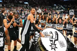 Victor Wembanyama et les Spurs célèbrent leur victoire contre les Los Angeles Clippers, après un énorme come-back