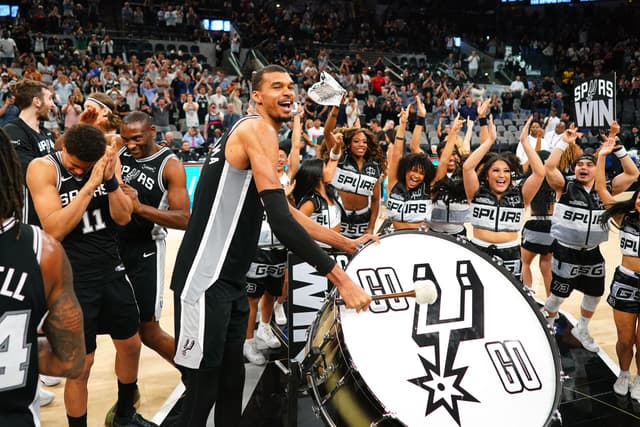 De -25 à la victoire : Wemby et les Spurs réalisent un énorme comeback pendant que Dadiet bat son record de points