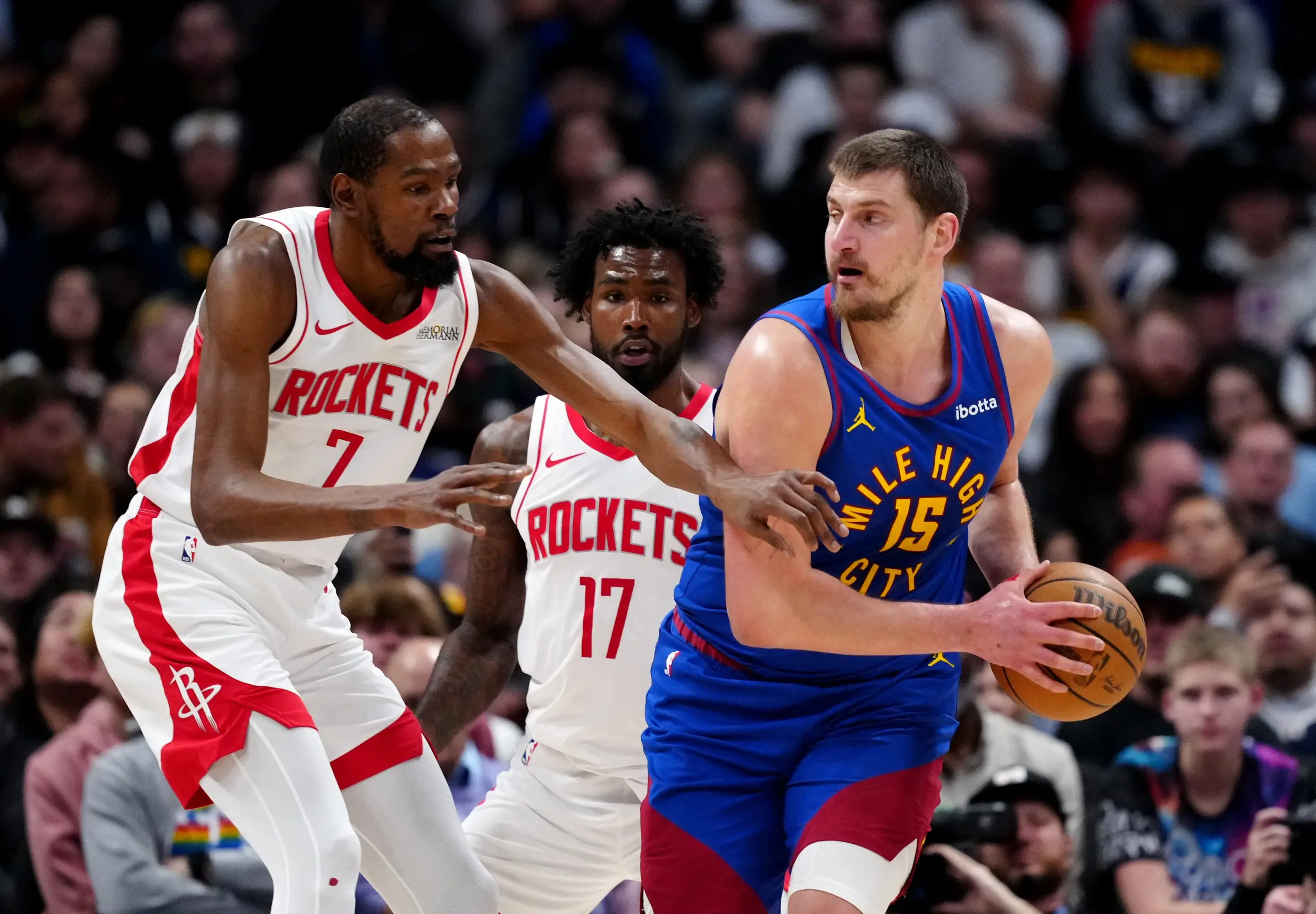 Nikola Jokic signe son 25e triple-double pour écraser les Rockets de 36 points