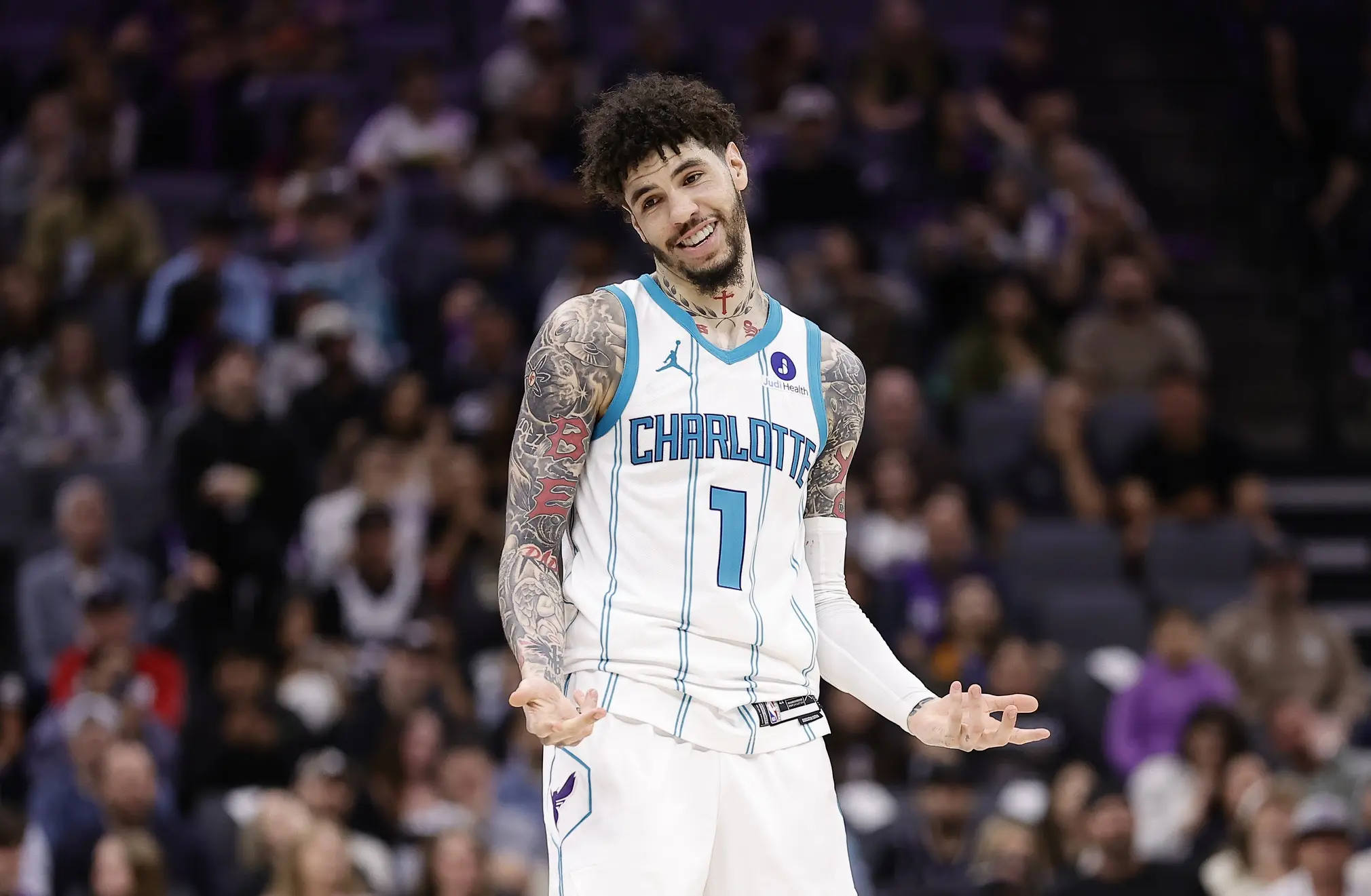 LaMelo Ball domine avec 30 points dans la victoire des Hornets face aux Kings