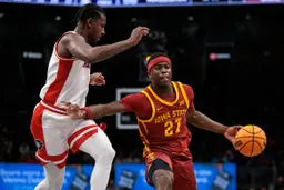 Killyan Touré, ici face à Koa Peat, est très attendu lors de cette March Madness avec Iowa State