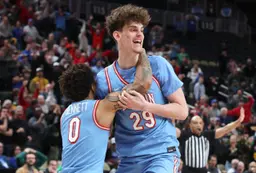 Javon Bennett saute au cou d'Amaël L'Etang, auteur de la claquette de la victoire