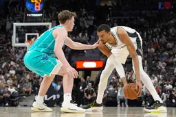 Les propos de Kon Knueppel sur Victor Wembanyama divisent les fans NBA, certains jugeant sa comparaison avec les plus grands prématurée.