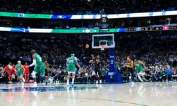 Mesuré à 22,85 mètres, ce tir devient le plus long de l'histoire de la franchise des Hawks.