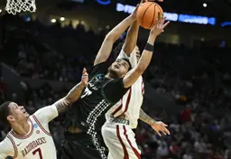 C'est fini pour Yacine Toumi, sorti par les Arkansas Razorbacks