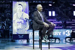 La soirée était également marquée par le retrait du maillot numéro 30 de Dell Curry, ancien joueur et actuel commentateur télé.