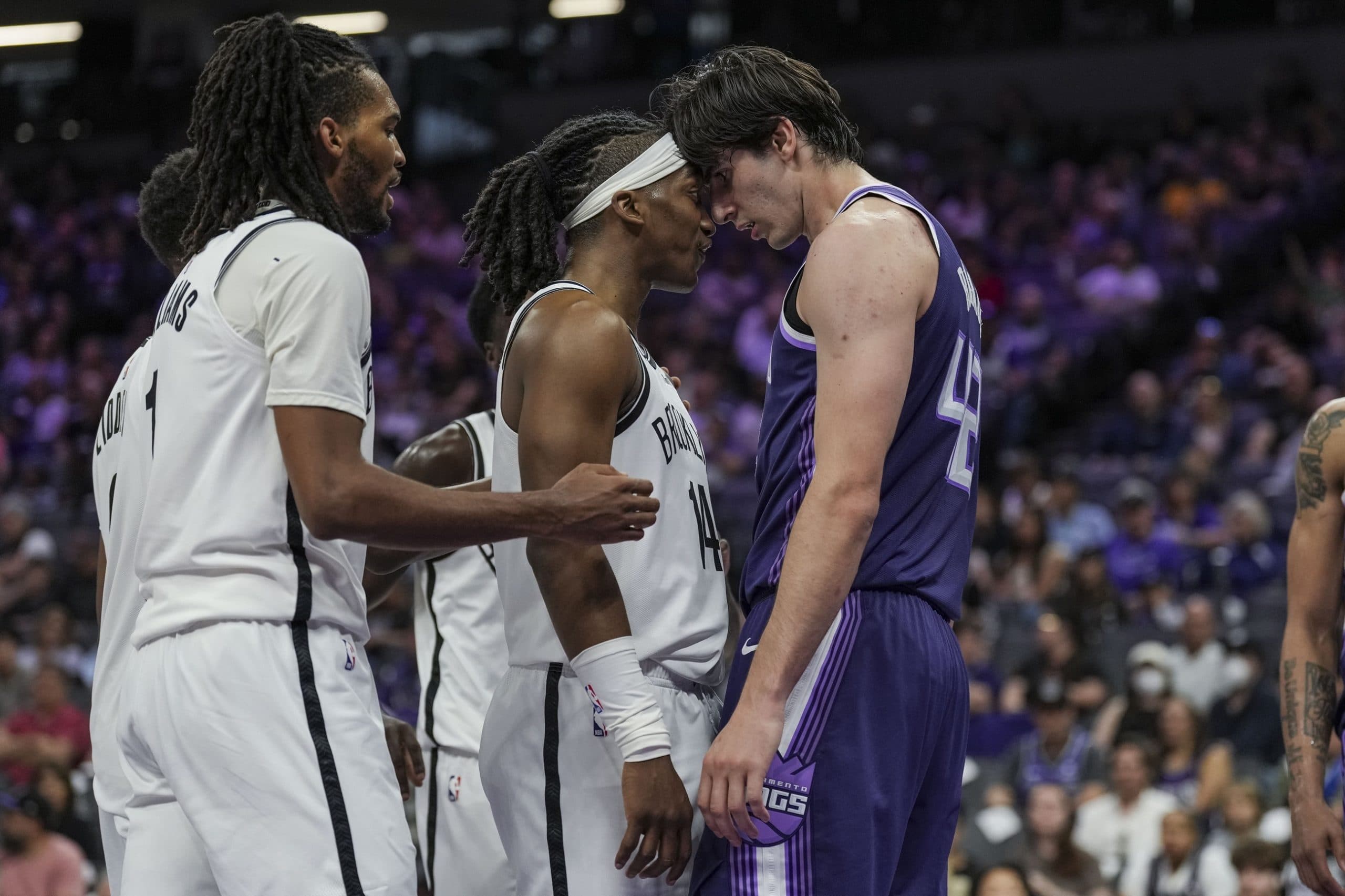 Maxime Raynaud guide les Kings vers la victoire face aux Nets de Nolan Traoré