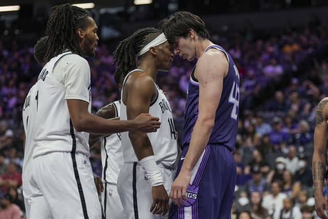 Maxime Raynaud guide les Kings vers la victoire face aux Nets de Nolan Traoré
