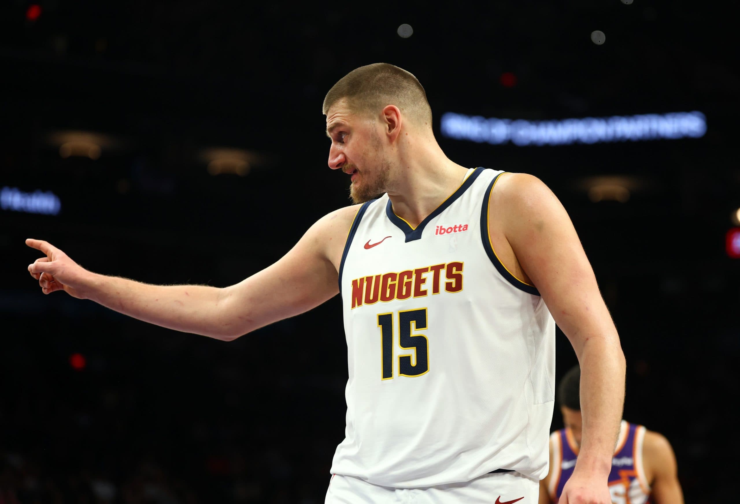 Nikola Jokic délivre 17 passes décisives pour éteindre les Suns au finish
