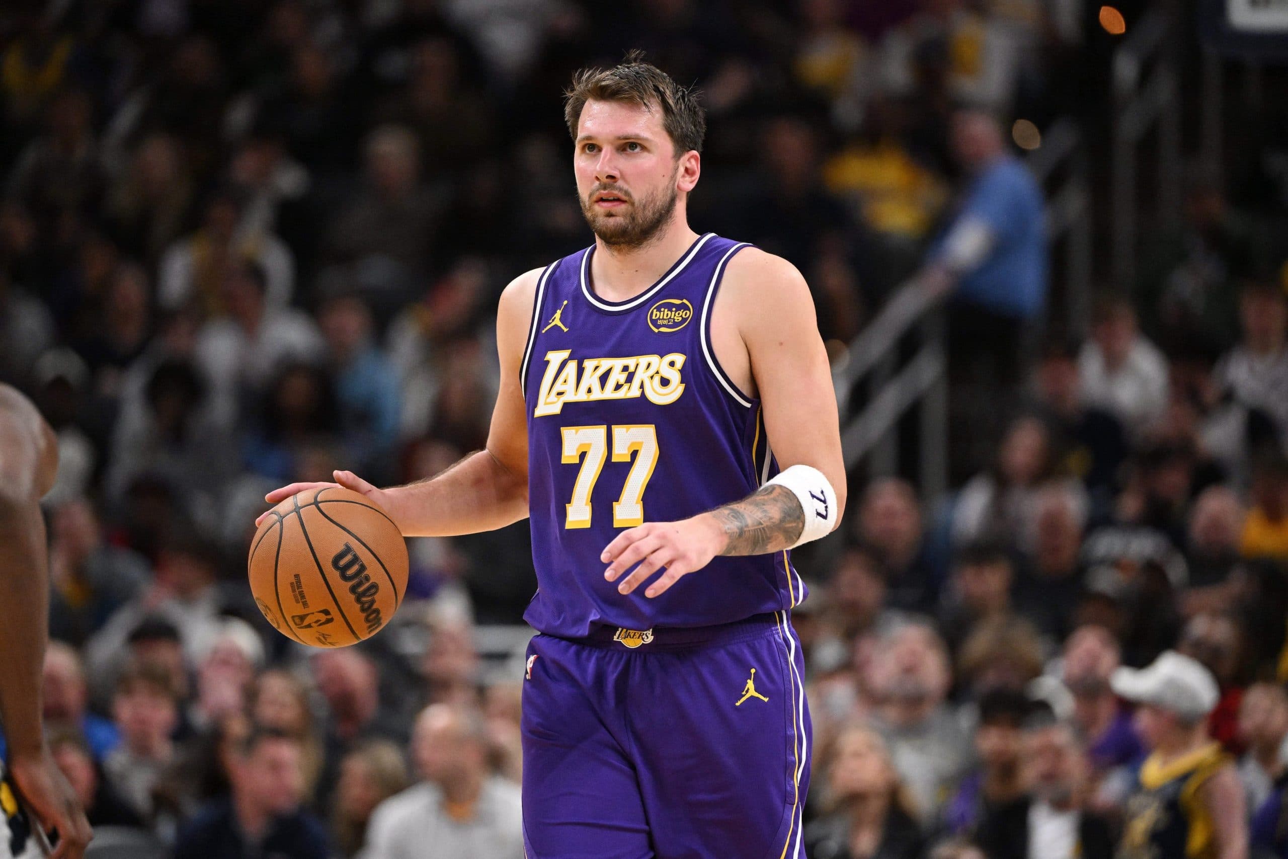 Luka Dončić égale un record de Michael Jordan et permet aux Lakers de poursuivre leur série