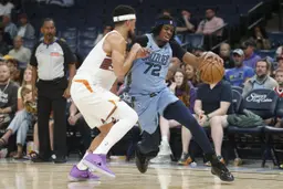 Adama Bal avec les Memphis Grizzlies face à Devin Booker au FedExForum.