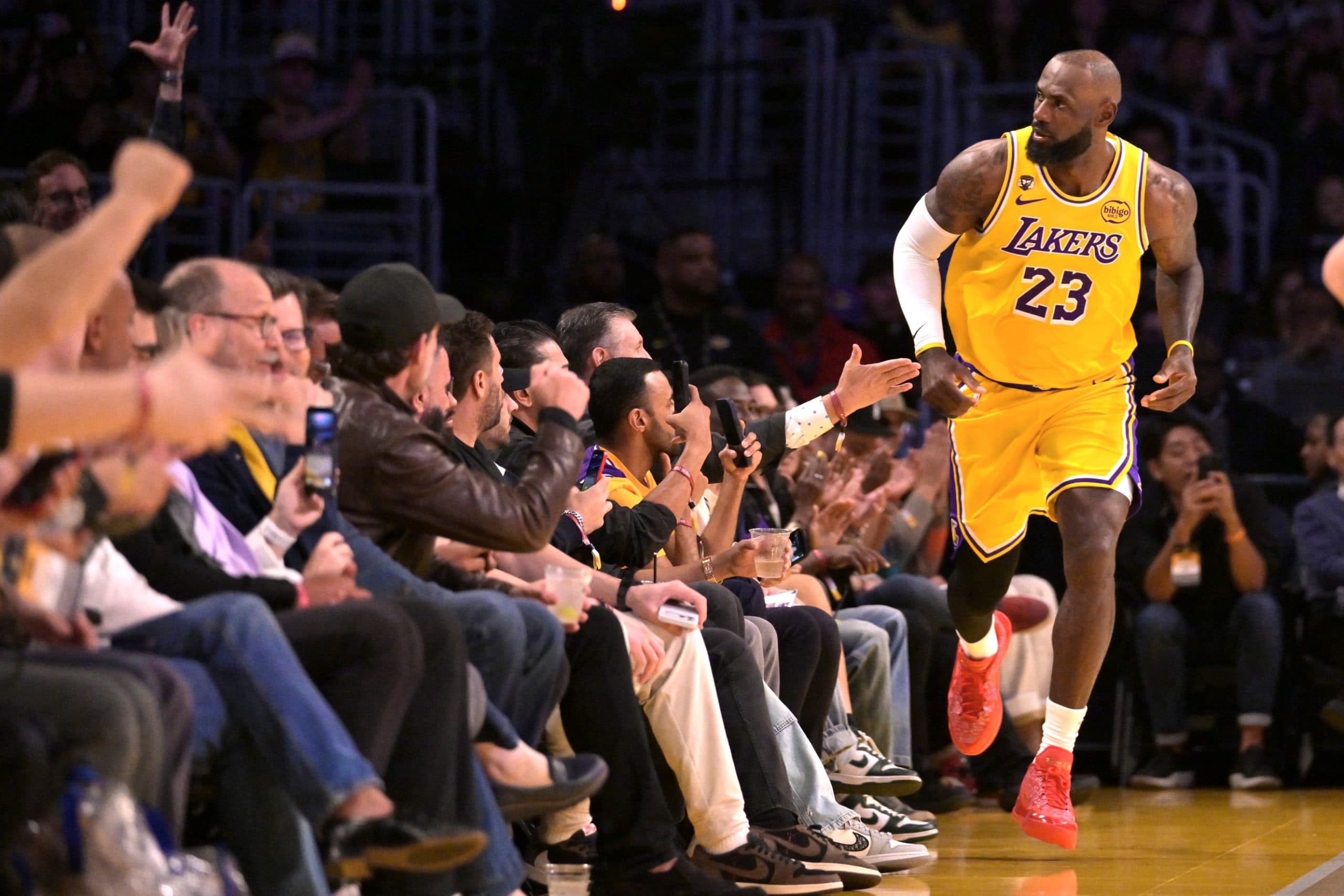 LeBron James égale le record de victoires de Kareem Abdul-Jabbar lors de la victoire des Lakers