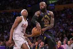 Kareem Abdul-Jabbar conserve encore le record du nombre de victoires en saison régulière avec 1074 succès, contre 1045 pour LeBron James.