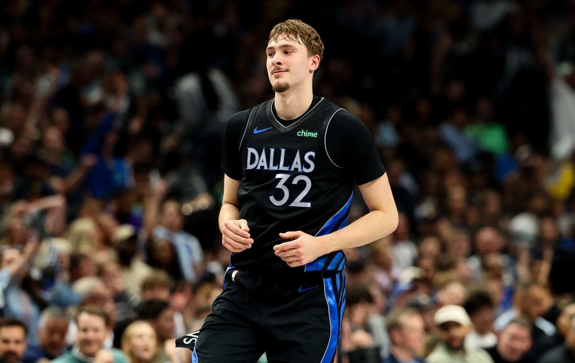 Cooper Flagg coiffe Kon Knueppel sur le poteau et remporte le titre de Rookie de l’Année !