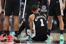 La blessure survient à un moment critique pour le joueur de 22 ans, favori pour remporter le titre de Défenseur de l'année et candidat sérieux au MVP.