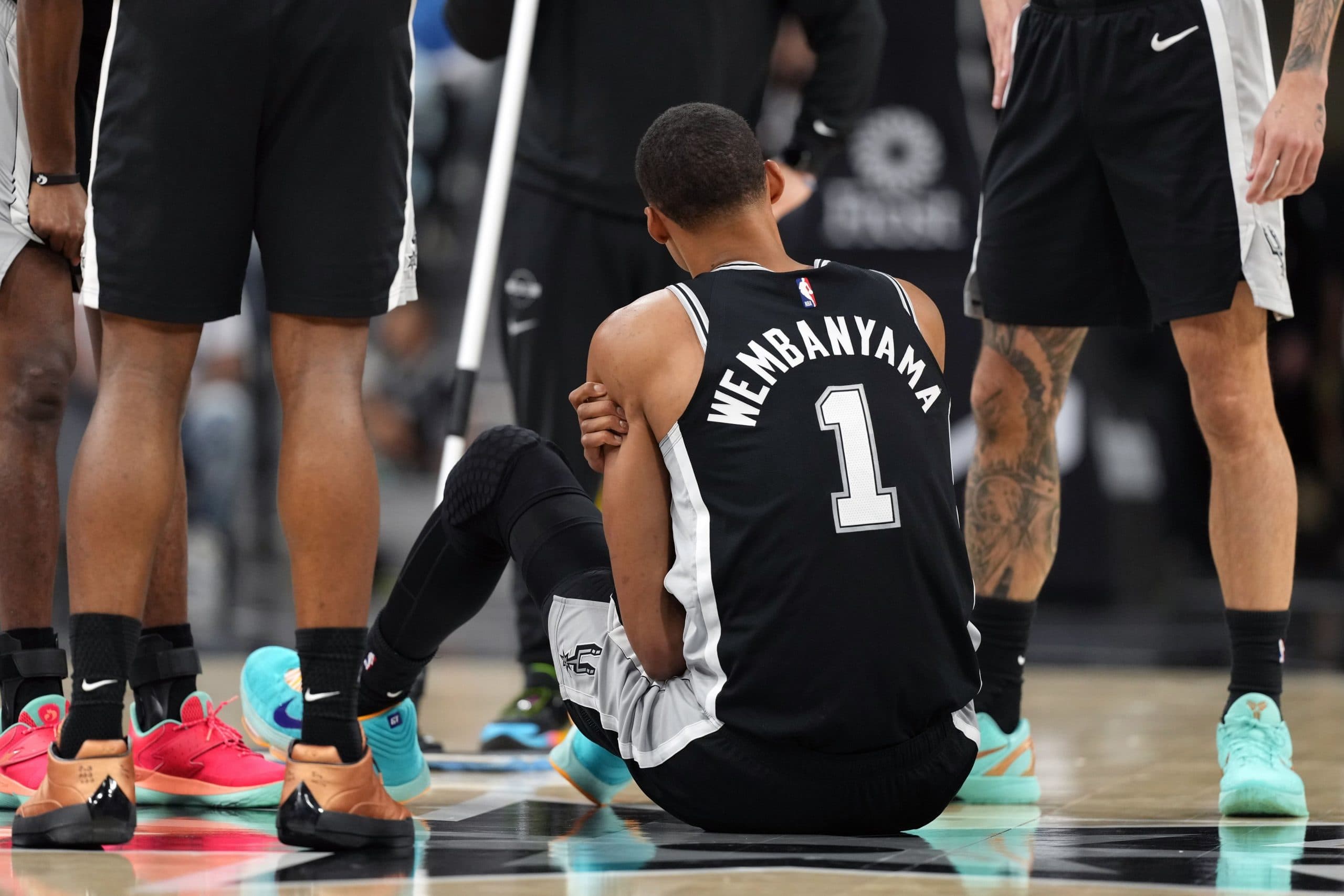 Victor Wembanyama blessé aux côtes face aux 76ers : inquiétude à San Antonio