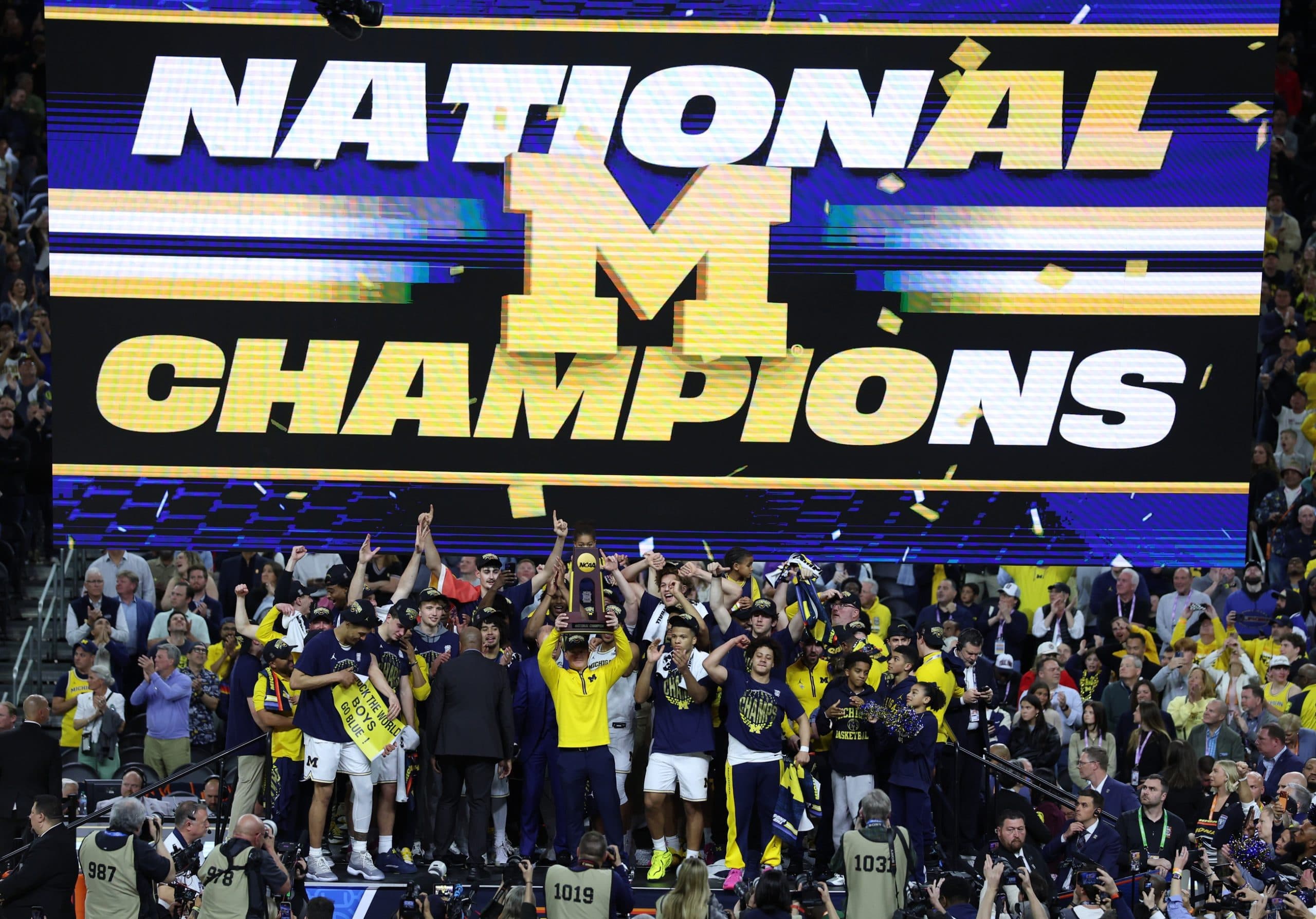 Michigan remporte le titre NCAA en dominant UConn