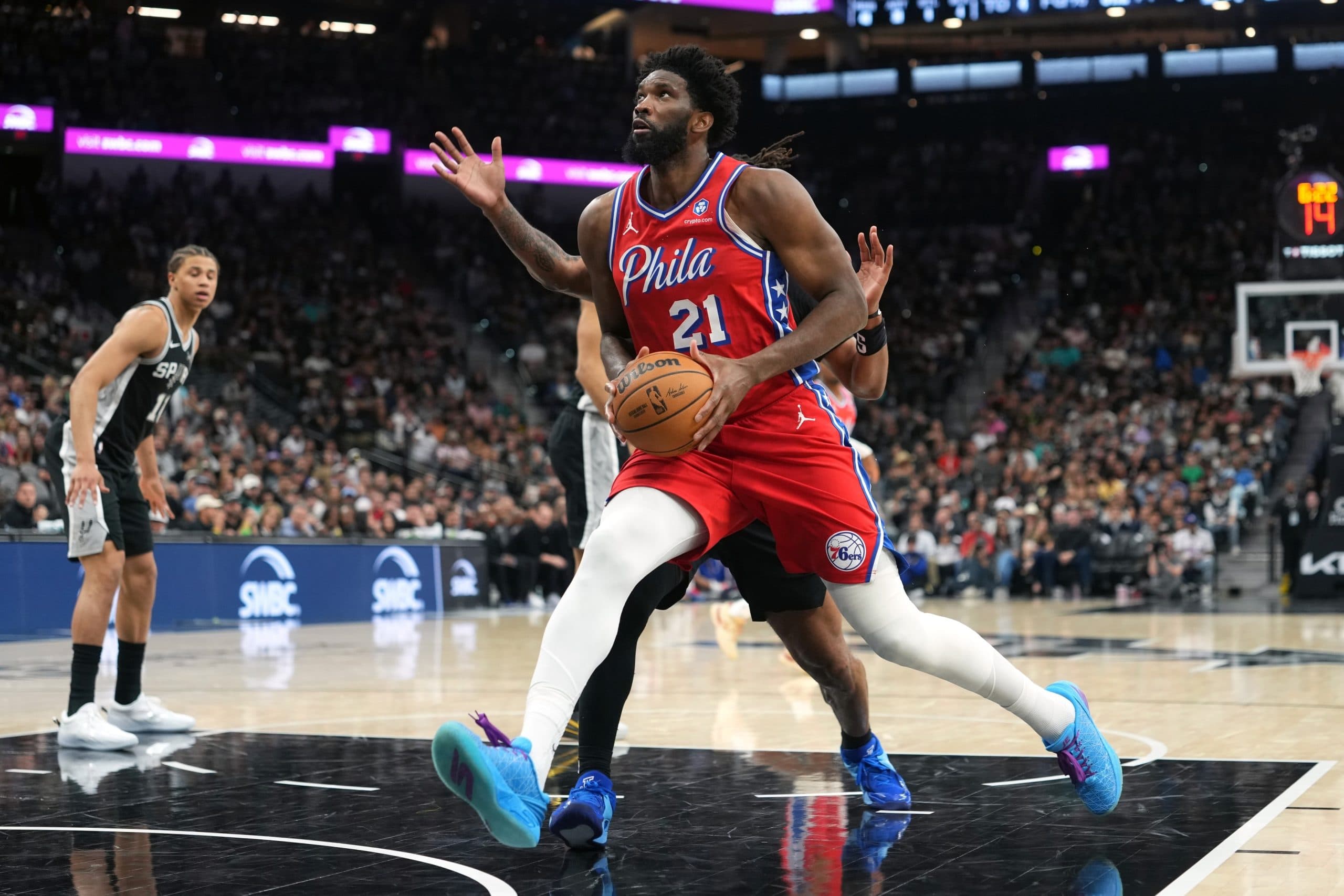 Joel Embiid opéré en urgence : les Sixers s’inclinent face aux Rockets