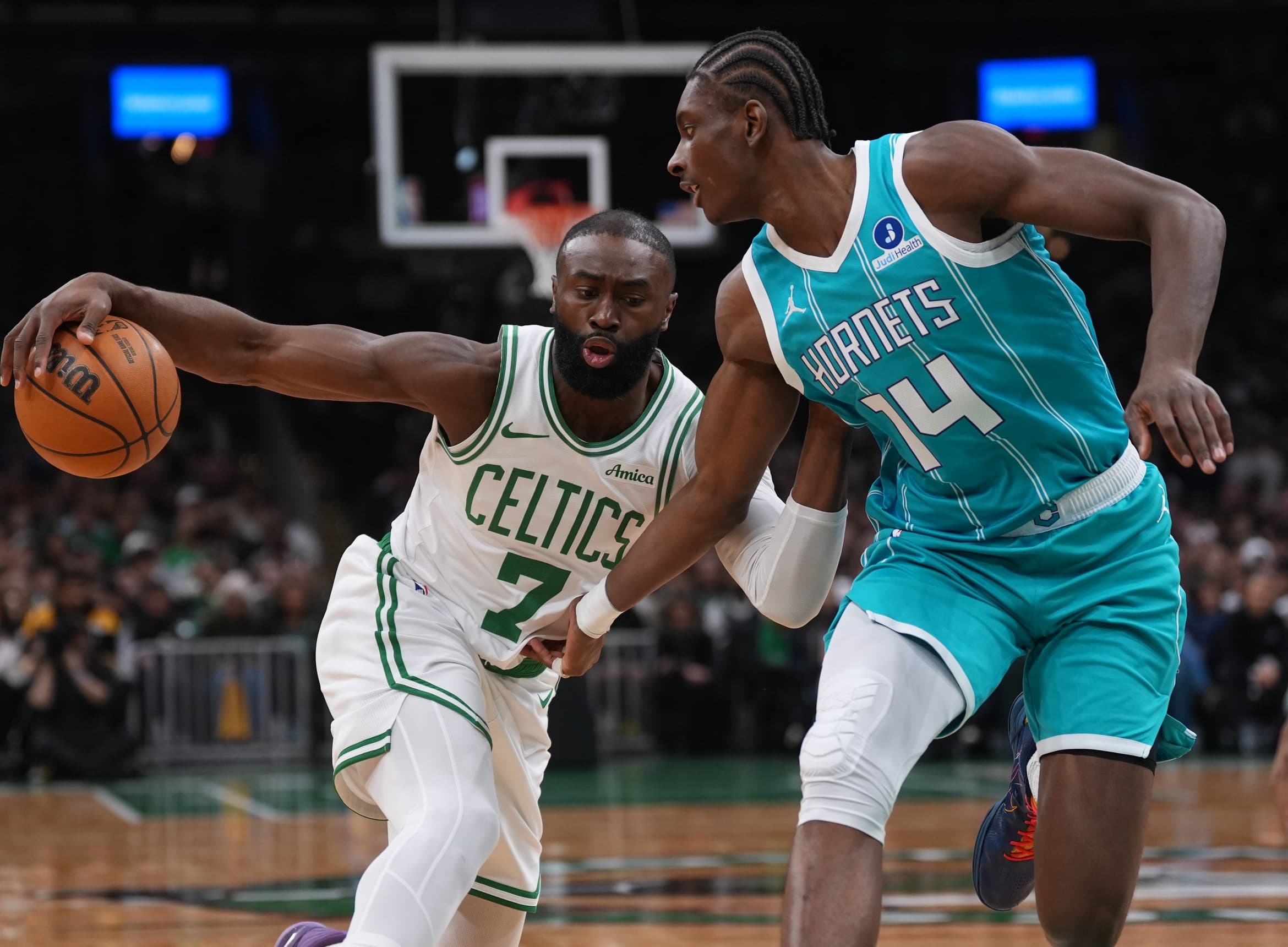 Jaylen Brown ralentit les Hornets dans leur course aux playoffs
