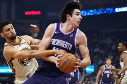 Du côté de Sacramento, le rookie français Maxime Raynaud a brillé pour son 23e anniversaire avec 17 points et 8 rebonds.