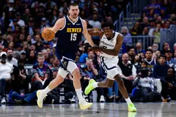 Jokic, qui mène la NBA aux rebonds et aux passes décisives, a déjà assuré mathématiquement une moyenne en triple-double pour la deuxième saison consécutive.