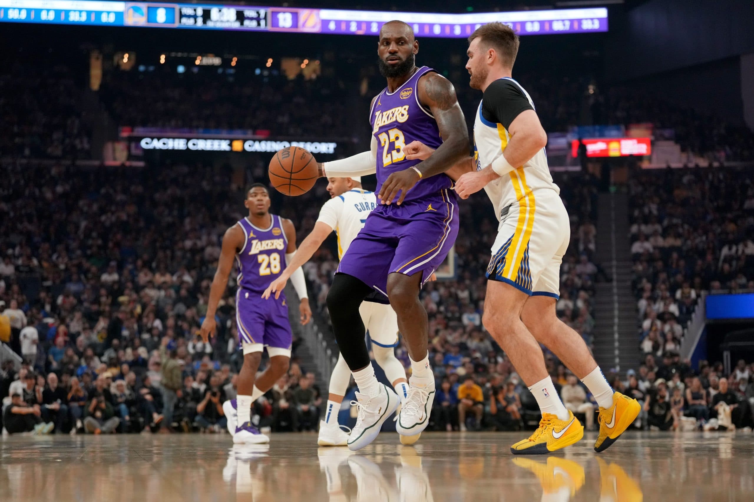 LeBron James mène les Lakers à la victoire face à des Warriors privés de Curry