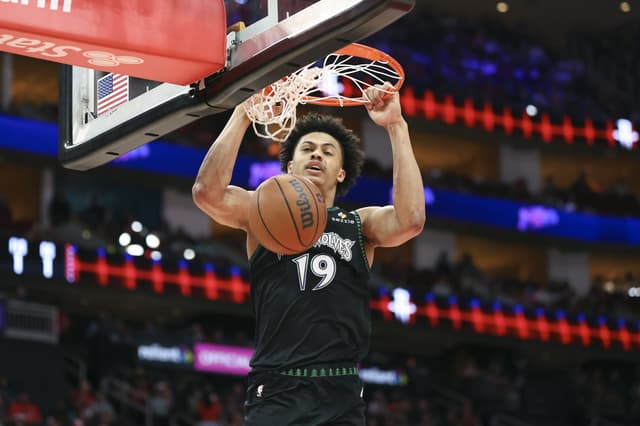 Joan Beringer entre dans l’histoire de la NBA lors du dernier match de la saison régulière