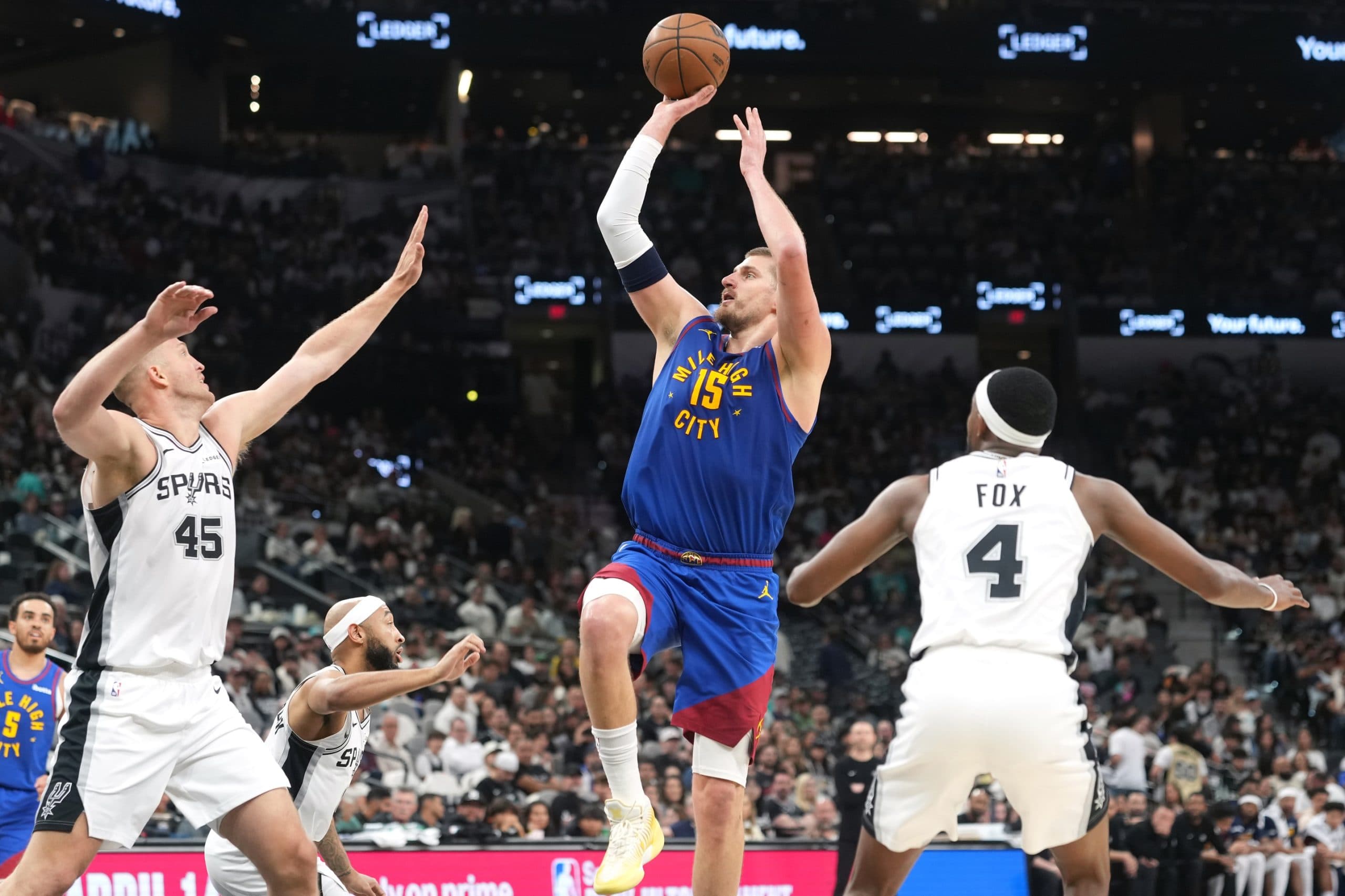 Nikola Jokic réalise un exploit historique en NBA : premier joueur à dominer rebonds et passes sur une saison