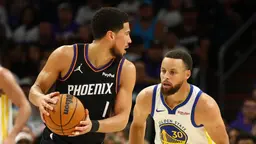 Devin Booker intéresse les Warriors, prêts à se positionner si Phoenix et son propriétaire Mat Ishbia venaient à changer de stratégie.