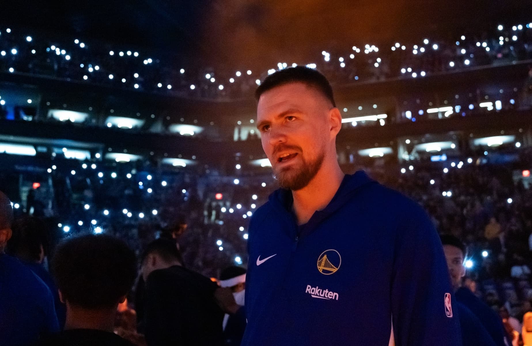 Kristaps Porzingis attendu chez les Warriors mardi après-midi