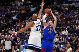 Nikola Jokić surveillé de près par Rudy Gobert dans le Game 2 de la série entre Nuggets et Wolves.