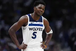 Avec plusieurs semaines d'absence annoncées, Edwards manquera non seulement la fin de la série face aux Nuggets, mais potentiellement aussi une partie du second tour si les Wolves se qualifient.