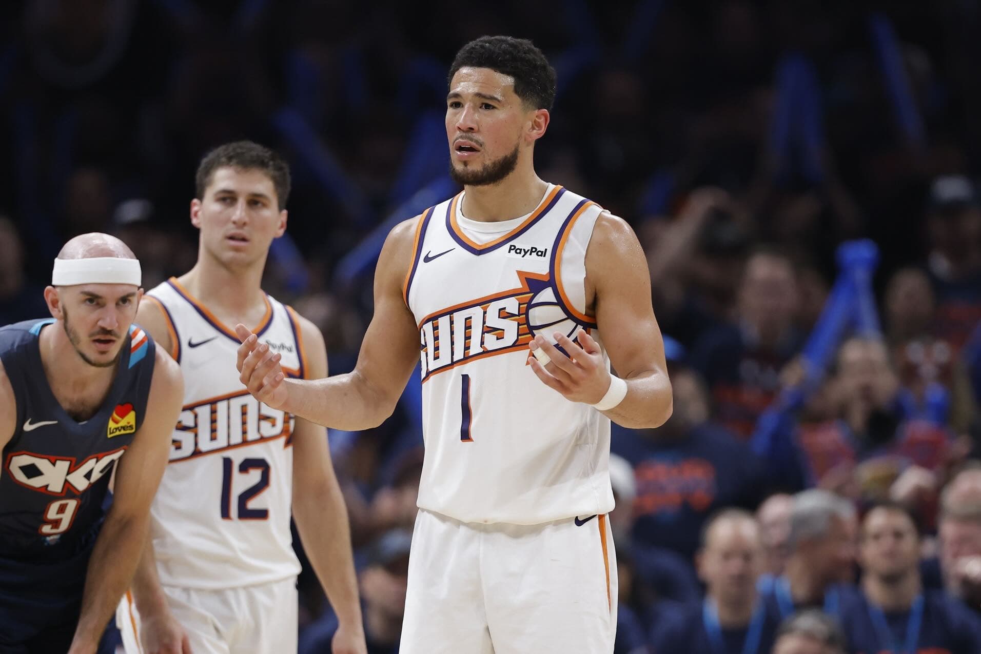 Devin Booker critique violemment l’arbitrage après la défaite face au Thunder
