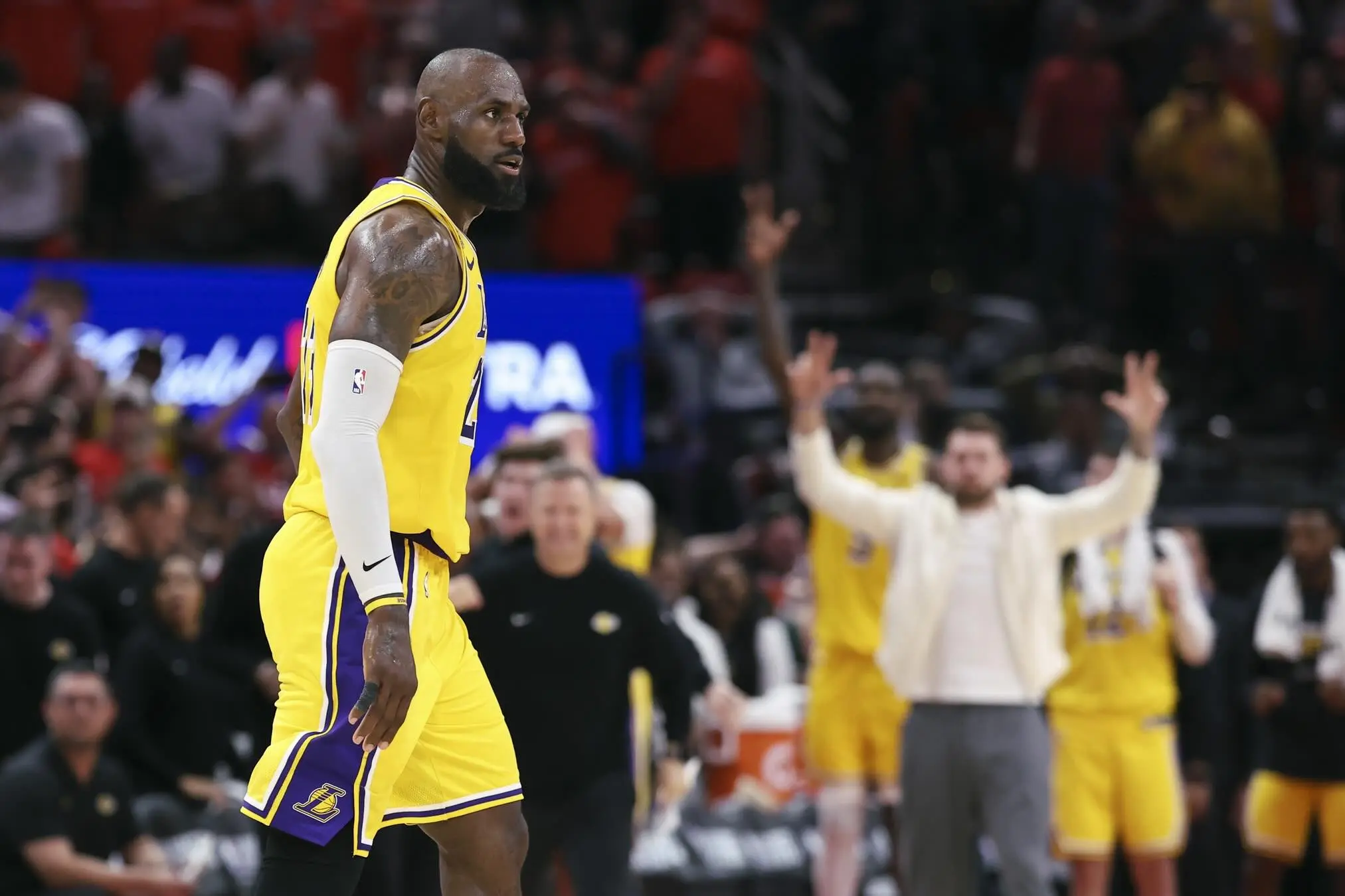 Playoffs NBA : un LeBron James héroïque offre 3 longueurs d’avance aux Lakers