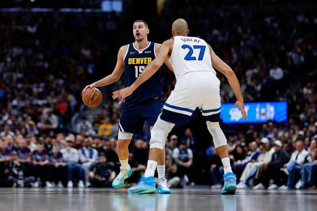 Playoffs NBA : les Nuggets prolongent la série face aux Wolves grâce à un énorme Jokic
