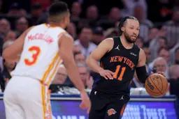 Jalen Brunson a guidé les New York Knicks à une large victoire contre Atlanta dans les playoffs NBA 2026