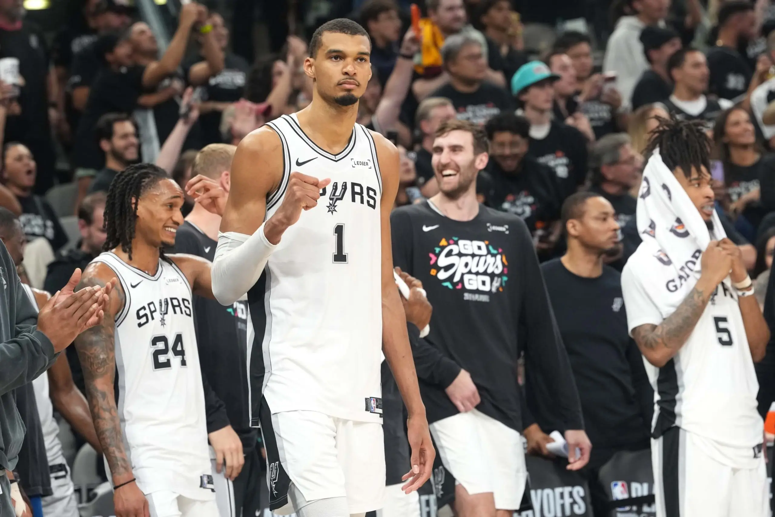 Qualifié pour les demi-finales de conf’, Victor Wembanyama sort les crocs : « On a encore faim »