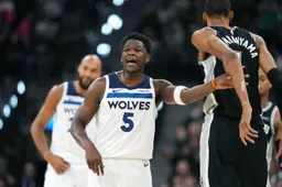 Towns a reçu les conseils d'Edwards après que les Wolves se soient inclinés en 6 rencontres face aux Spurs en demi-finales de conférence.
