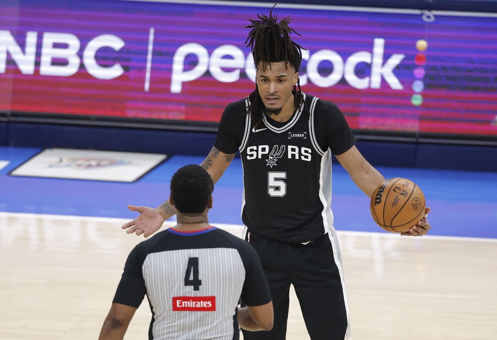 Stephon Castle cible les arbitres après la défaite des Spurs au Game 5