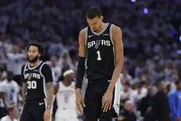 Victor Wembanyama découvre l'intensité des playoffs NBA cette saison avec les Spurs.