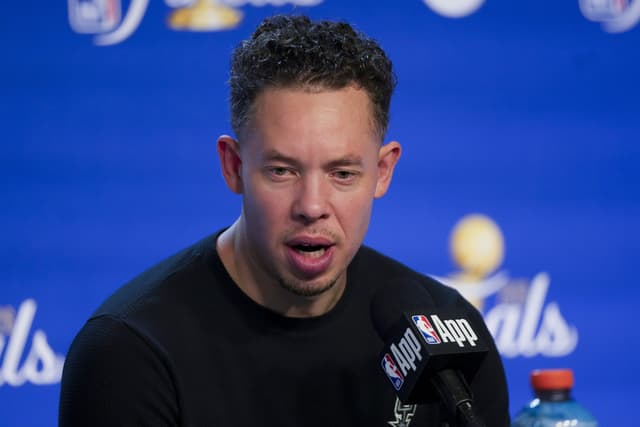 « Ce n’est pas notre basket » : Mitch Johnson pointe les erreurs des Spurs en ouverture des finales NBA