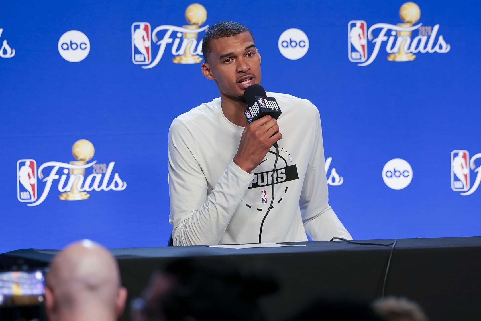 Victor Wembanyama réagit à la présence de Donald Trump aux NBA Finals : « Je suis doué pour m’isoler »