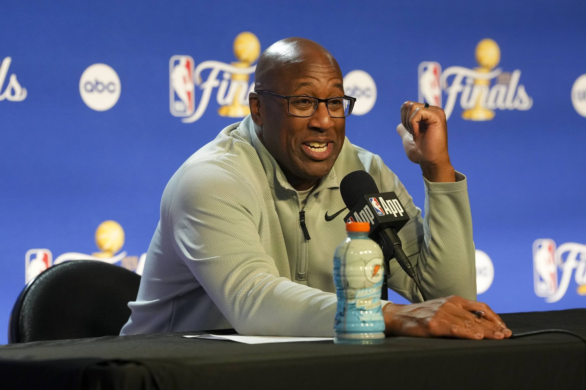 Finales NBA : Mike Brown pointe l’arbitrage, Towns refuse les excuses après la défaite des Knicks