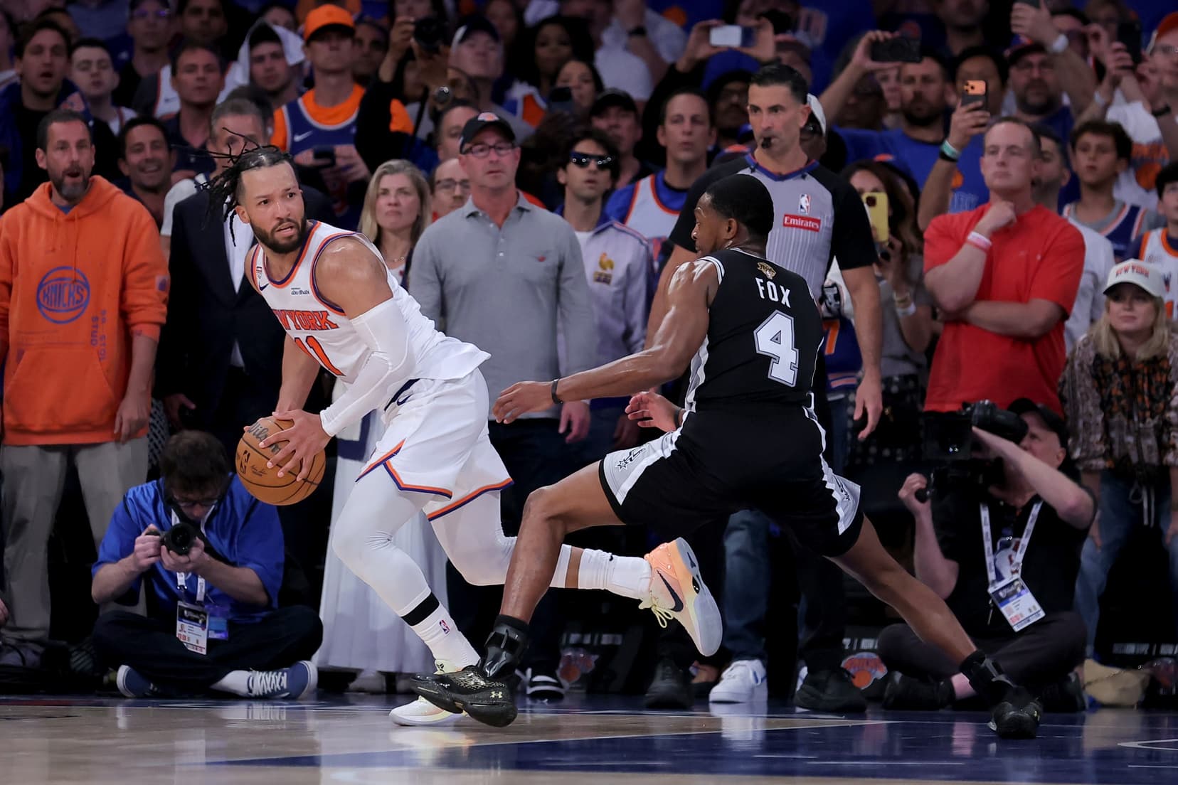 Finales NBA : Les Knicks aidés par des fans en bord de terrain à la fin du Game 4 !