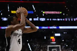 San Antonio garde confiance en De’Aaron Fox malgré des playoffs compliqués