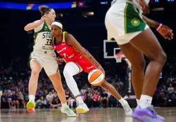 Valeriane Ayayi a marqué 18 points pour sa première titularisation en WNBA et Phoenix enchaîne les victoires