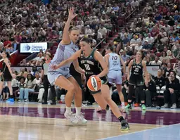 Pauline Astier déborde le Toronto Tempo de Julie Allemand à Montréal