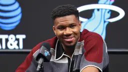 Giannis Antetokounmpo présenté au Heat : « Je veux gagner un autre titre »