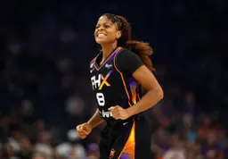 es Sparks ont échangé Kelsey Plum acontre Monique Akoa Makani dimanche.