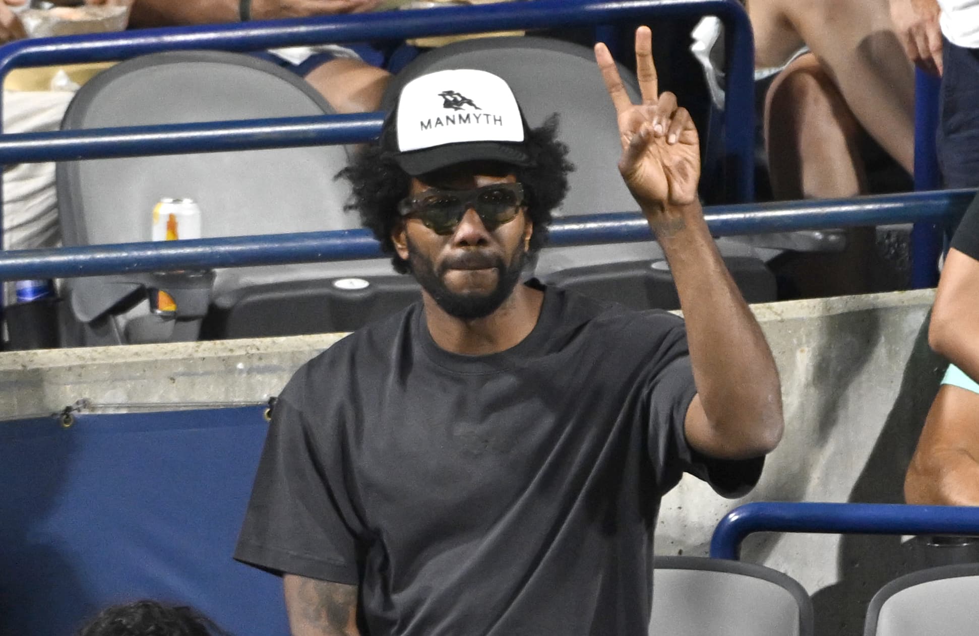 Kawhi Leonard signe une extension aux Raptors et envisage de terminer sa carrière là-bas